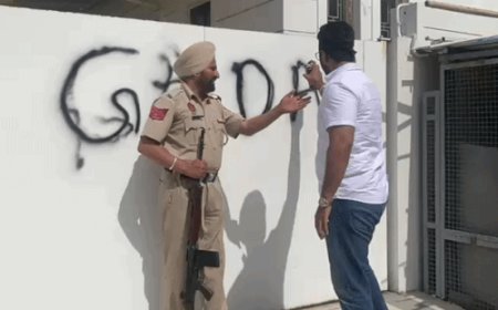 सांसद भज्जी-गुप्ता के घर, LPU गेट पर लिखा 'गद्दार':पंजाब CM ने राष्ट्रपति से मिलने का टाइम मांगा; 7 सांसदों के AAP छोड़ने की वजहें सामने आईं