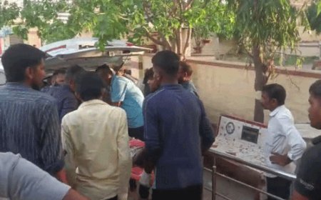 बाइक को कार ने मारी टक्कर, मां-दो बेटों की मौत:बेटी की भी हालत नाजुक, गुजरात में चल रहा है इलाज; चारों एक ही बाइक पर थे