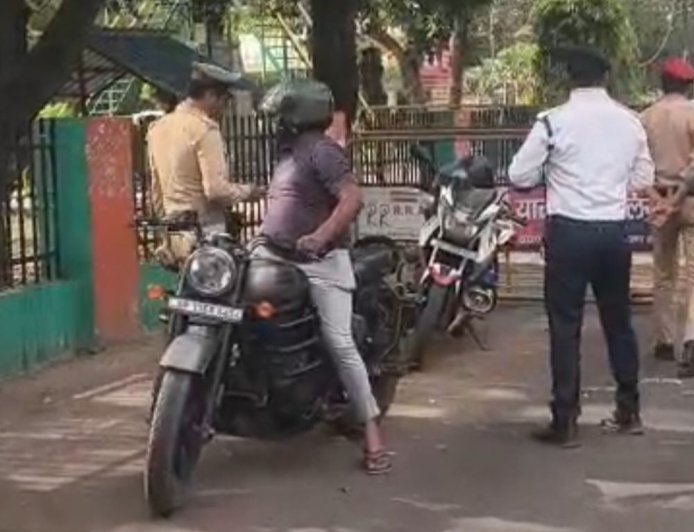 मेरठ में बुलेट बाइकों पर कार्रवाई:तेज आवाज वाले साइलेंसर पर ट्रैफिक पुलिस ने चलाया विशेष अभियान