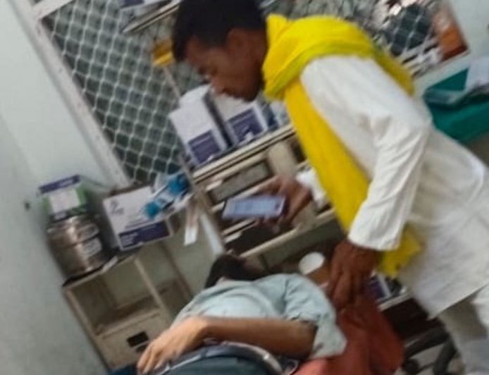 बांदा में बाइक-बुलेट टक्कर, एक युवक की मौत:4 गंभीर घायल, मेडिकल कॉलेज में भर्ती