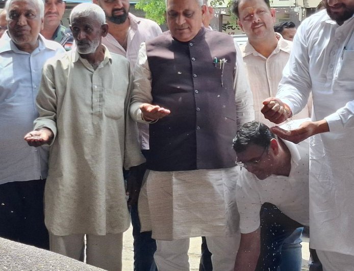 हिसार में लोक निर्माण मंत्री का विपक्ष पर निशाना:रणबीर गंगवा बोले- विपक्ष बेवजह भ्रम फैलाकर गुमराह कर रहा, अनाज मंडी का जायजा लिया