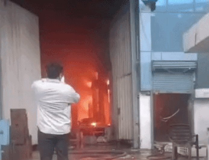 हरियाणा में कूलर-पंखे की फैक्ट्री में 12घंटे बाद आग बुझी:3 और फैक्ट्रियां भी चपेट में आई; 3 जिलों से गाड़ियां बुलाईं; बेसमेंट में केमिकल से ज्यादा भड़की