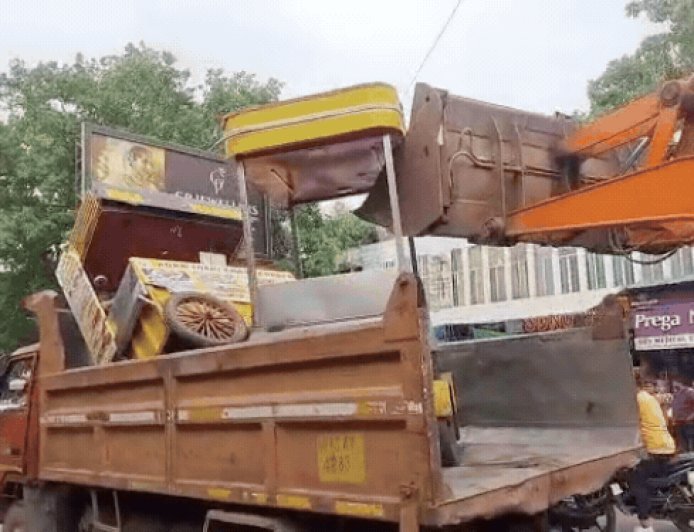 भगवान टाकीज-न्यू आगरा रोड से हटाया अतिक्रमण:फुटपाथ घेरकर दुकान लगाने वालों पर कार्रवाई, ठेल-धकेल हटाए