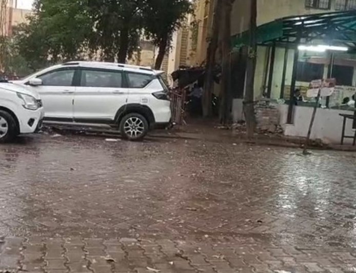 उन्नाव में बदला मौसम, तेज हवाओं संग बारिश:गेहूं की कटाई के बीच किसानों की बढ़ी चिंता, फसल के खराब होने की आशंका