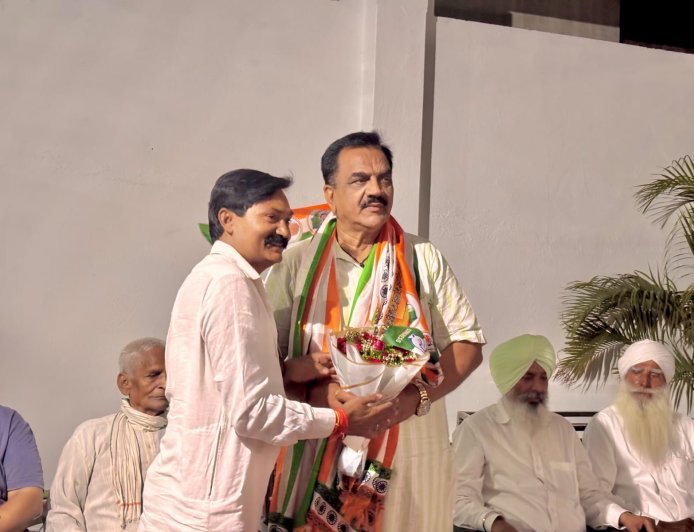 रूद्रपुर। कांग्रेस में शामिल होने के बाद पहली बार ग्राम सभा कीरतपुर कोलड़ा पहुंचे पूर्व विधायक राजकुमार ठुकराल का कार्यकर्ताओं ने अभूतपूर्व स्वागत किया।*