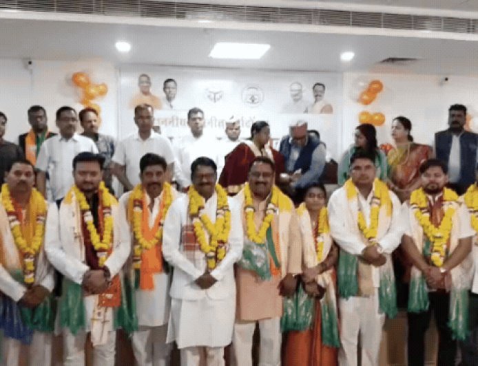 ढोल-नगाड़ों के साथ शपथ लेने पहुंचे मनोनीत पार्षद:मेयर ने सभी 10 मनोनीत पार्षदों को नगर निगम में दिलाई शपथ