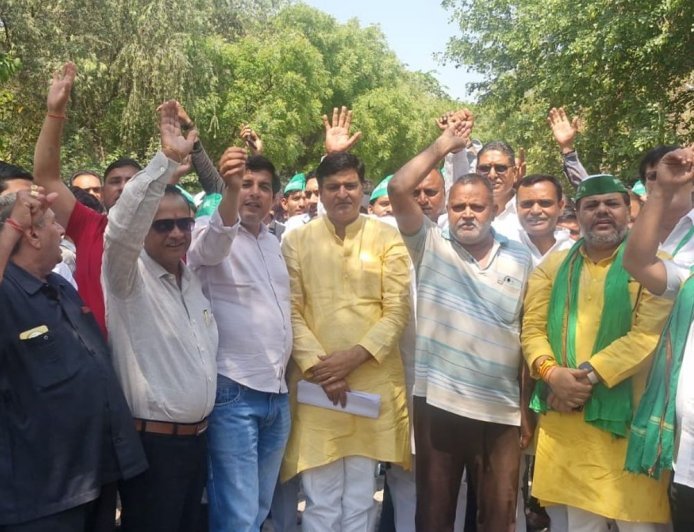 किसानों ने फर्जी मुकदमा दर्ज करने का आरोप लगाया:ग्रेटर नोएडा में सीपी कार्यालय पर प्रदर्शन, मंत्री पर मदद का आरोप