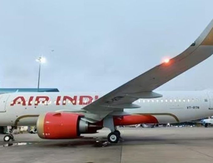 एअर इंडिया फ्लाइट का इंजन बंद, पायलट का इमरजेंसी कॉल:मुंबई से बेंगलुरु जा रही थी, 20 मिनट में लौटी; टेकऑफ के दौरान चिंगारी भी दिखी