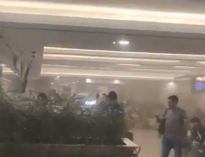 मुंबई एयरपोर्ट के टर्मिनल-1 में आग लगी:रनवे एरिया से धुआं उठा, गेट बंद किए; कुछ उड़ानें रोकी गईं