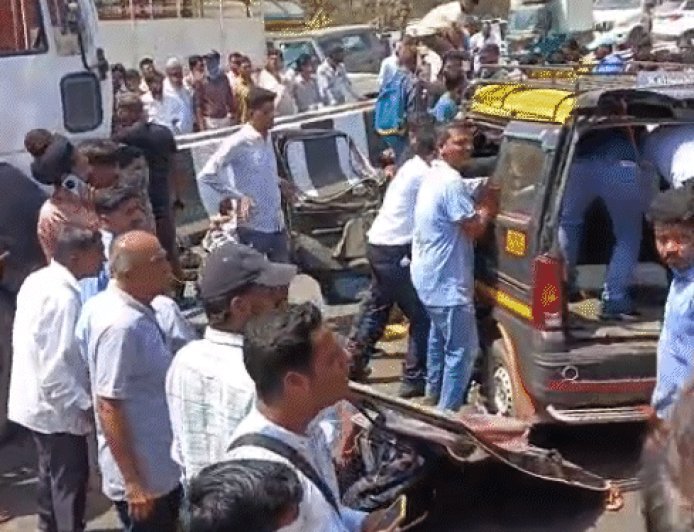 महाराष्ट्र के ठाणे में सड़क हादसा, 11 की मौत:मृतकों में 3 महिलाएं, 2 की हालत गंभीर; वैन से टकराया सीमेंट मिक्सर ट्रक