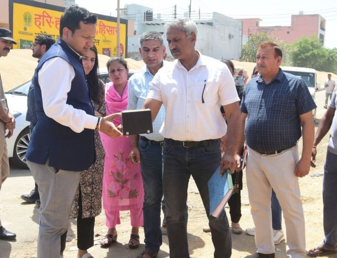 डीसी ने सांपला अनाज मंडी का किया निरीक्षण:आढ़तियों और किसानों की सुनी समस्याएं, उठान में तेजी लाने के निर्देश