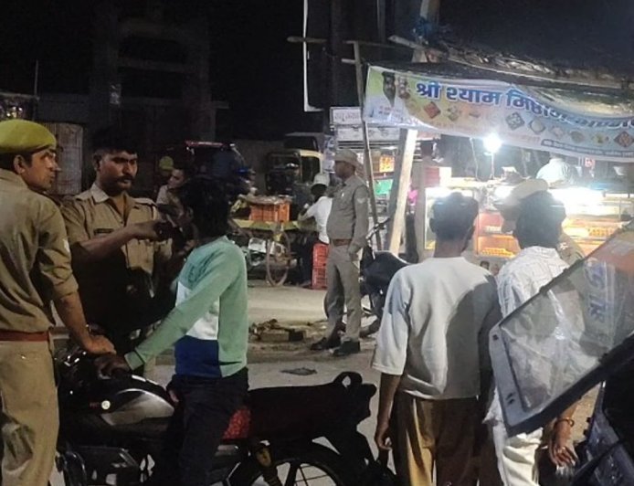 एटा पुलिस ने यातायात नियमों के उल्लंघन पर की कार्रवाई:संदिग्ध व्यक्तियों की तलाशी लेकर 12 वाहनों का चालान किया