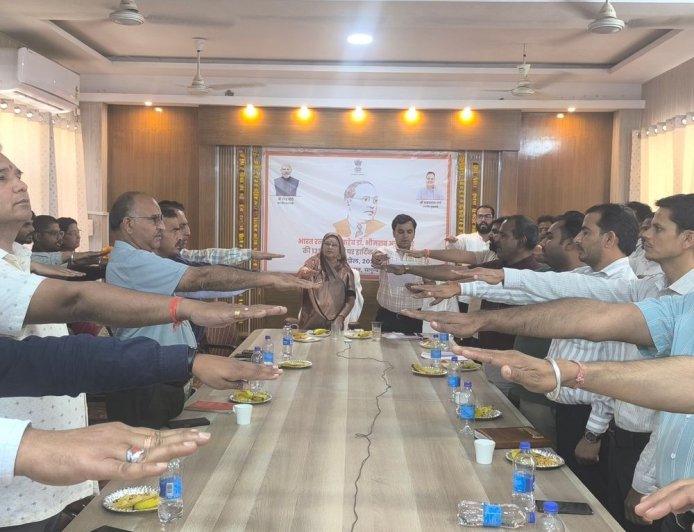 सलूंबर प्रशासन ने डॉ. भीमराव को पुष्पांजलि अर्पित की:सीएम का ऑनलाइन संबोधन सुना, देख की एकता-अखंडता की ली शपथ