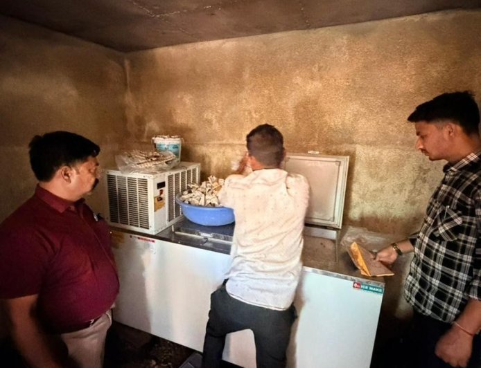 स्वास्थ्य की टीम ने 2000 खराब कुल्फी नष्ट करवाई:15 किलो सड़ा मावा फेंका, 5 मिठाइयों के नमूने लेकर लैब भेजा