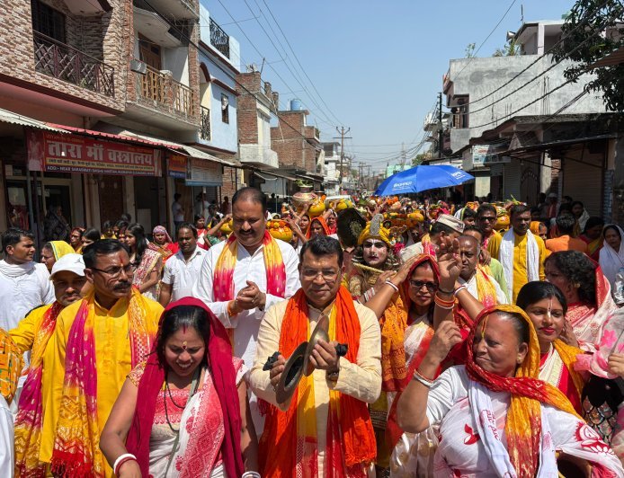 ट्रांजिष्ट कैम्प राधा गोविन्द मन्दिर मे कल से प्रारम्भ होने वाले सार्वजनिक श्री श्री अखण्ड महानाम सकीर्तन से पूर्व आयोजित कलश यात्रा मे शामिल हुऐ रुद्रपुर विधायक शिव अरोरा*