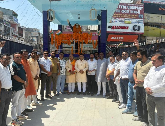 सविधान निर्माता भारत रत्न बाबा साहेब डॉ भीमराव अम्बेडकर की 135वी जयंती के अवसर पर विधायक शिव अरोरा ने भाजपा कार्यकर्त्ताओ संग मुख्य बाजार स्थित उनकी प्रतिमा पर माल्यार्पण कर  नमन किया*