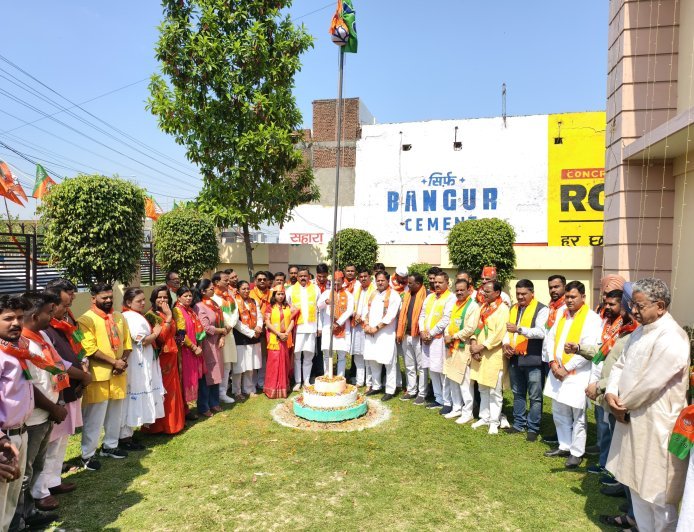 ध्वजारोहण के साथ धूमधाम से मनाया भाजपा का स्थापना दिवस