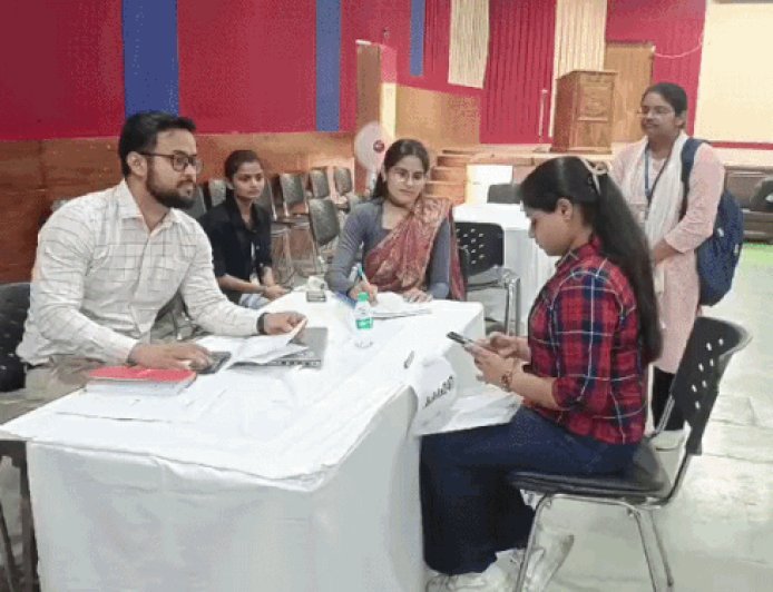 भिवानी में बेटियों के लिए लगा मेगा रोजगार मेला:650 से अधिक छात्राएं हुई शामिल, बोली- इंटरव्यू अच्छा हुआ, पढ़ाई के साथ नौकरी को मिल मंच