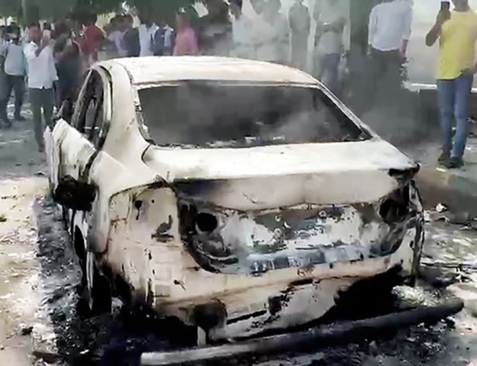 क्या नोएडा मजदूर हिंसक आंदोलन के लिए औद्योगिक, प्रशासनिक व राजनीतिक सांठगांठ जिम्मेदार है?