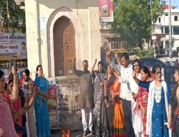 टोंक में भाजपा नेता बोले-विपक्ष ने महिलाओं से हक छीना:महिला आरक्षण बिल को देश के लिए जरूरी बताया; घंटाघर पर पुतला फूंका