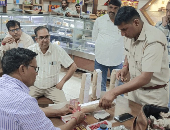 सीकर में रेस्टोरेंट की शिकायत पर फूड डिपार्टमेंट का छापा:खराब क्वालिटी का पिला रहे थे पानी; 4 बोतलों के लिए सैंपल