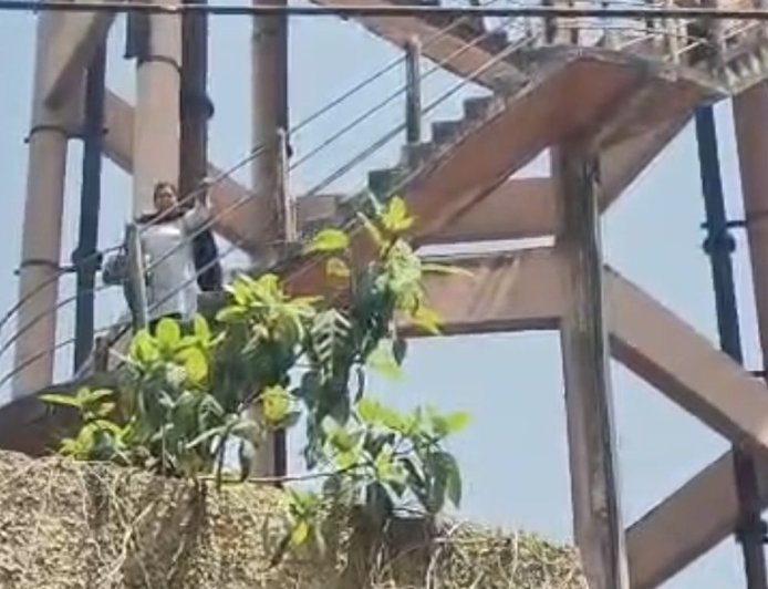 हजरतगंज में महिला का हाई वोल्टेज ड्रामा:परशुराम जयंती पर अवकाश की मांग को लेकर टंकी पर चढ़ीं सपा नेत्री, आश्वासन के बाद उतरीं