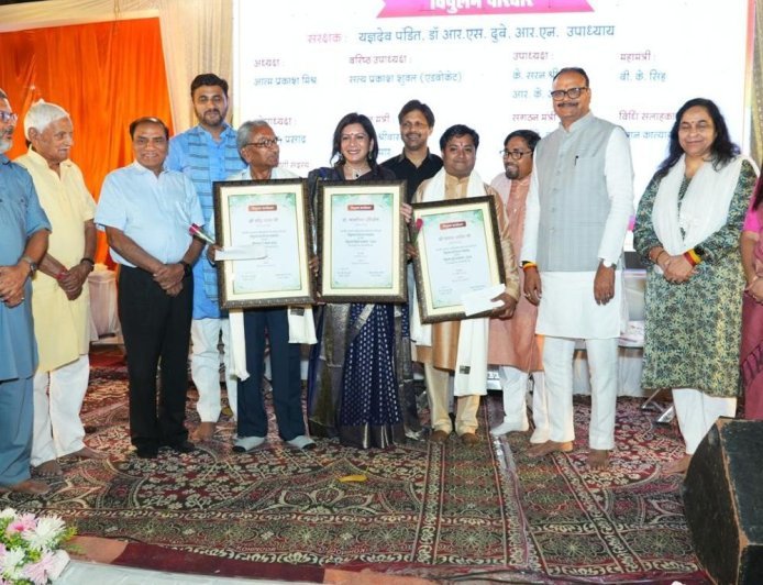 गोमतीनगर में विपुलम् संस्था का 23वां सम्मान समारोह:देशभर के रचनाकार सम्मानित, उपमुख्यमंत्री ब्रजेश पाठक रहे मुख्य अतिथि