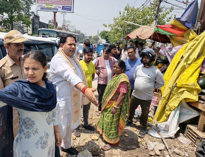 त्रिशूल चौक से जल्द हटाये जायेंगे अवैध कब्जाधारीः महापौर