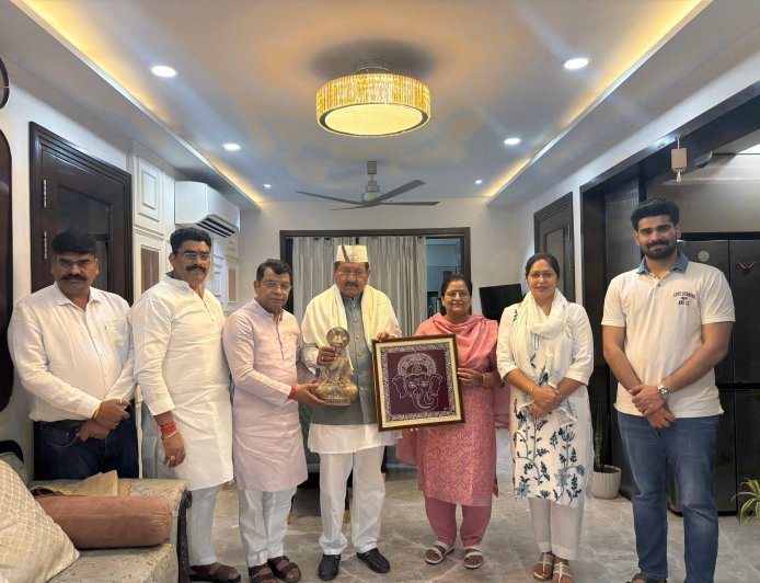 कैबिनेट मंत्री भरत सिंह चौधरी पहुंचे रुद्रपुर विधायक आवास! विधायक शिव अरोरा ने पार्टी कार्यकर्त्ताओ व परिवार संग किया मंत्री भरत सिंह चौधरी का जोरदार स्वागत*