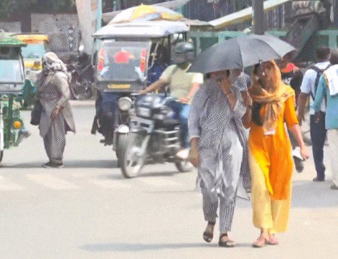 दिल्ली में पारा@43°C, हॉस्पिटल में बनी हीटस्ट्रोक यूनिट:इसमें बाथ टब और कूलिंग बेड; UP के वाराणसी में ट्रैफिक सिग्नल पर लगाई ग्रीन नेट