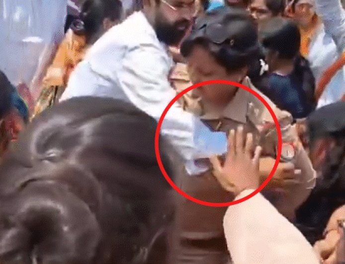 अमेठी में भाजपा के प्रदर्शन में महिला इंस्पेक्टर से अभद्रता:सीने पर हाथ रखकर पीछे धकेला; अखिलेश बोले- ये क्या सम्मान करेंगे