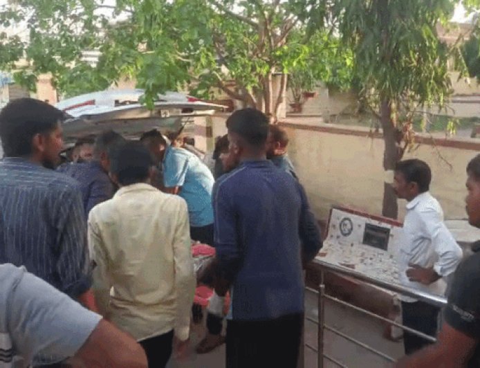 बाइक को कार ने मारी टक्कर, मां-दो बेटों की मौत:बेटी की भी हालत नाजुक, गुजरात में चल रहा है इलाज; चारों एक ही बाइक पर थे