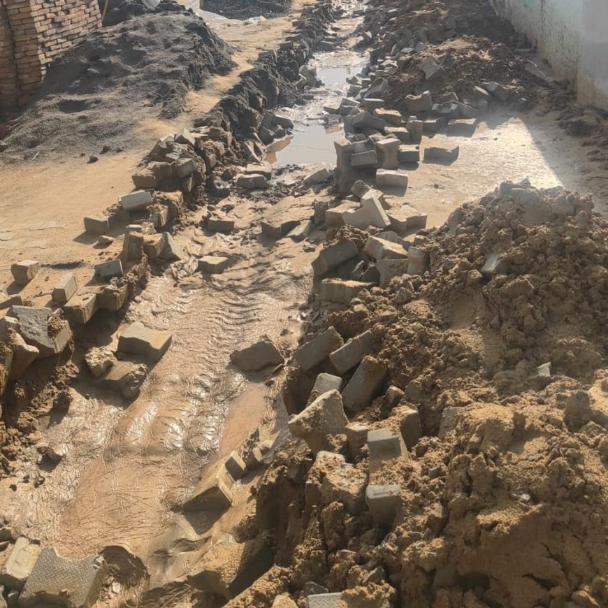 नाथूसरी कलां में ग्रामीणों ने उखाड़ी सड़क:बोले- नहीं हो रही पानी की निकासी, लेवल सही नहीं, सरपंच ने कहा- आपसी रंजिश