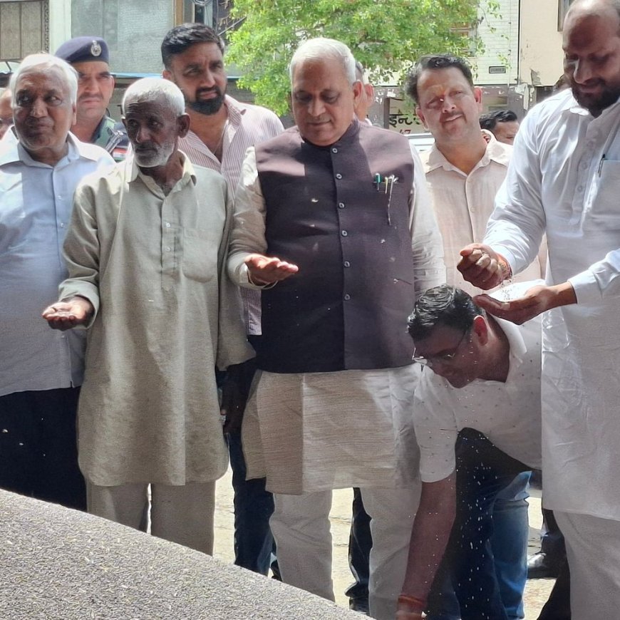 हिसार में लोक निर्माण मंत्री का विपक्ष पर निशाना:रणबीर गंगवा बोले- विपक्ष बेवजह भ्रम फैलाकर गुमराह कर रहा, अनाज मंडी का जायजा लिया