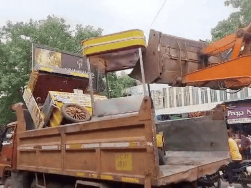 भगवान टाकीज-न्यू आगरा रोड से हटाया अतिक्रमण:फुटपाथ घेरकर दुकान लगाने वालों पर कार्रवाई, ठेल-धकेल हटाए