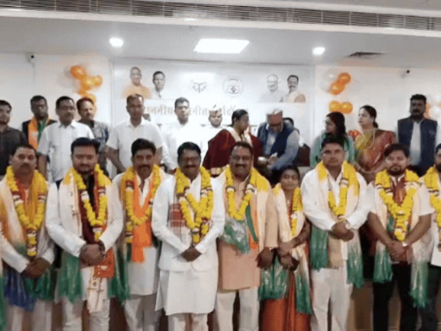 ढोल-नगाड़ों के साथ शपथ लेने पहुंचे मनोनीत पार्षद:मेयर ने सभी 10 मनोनीत पार्षदों को नगर निगम में दिलाई शपथ