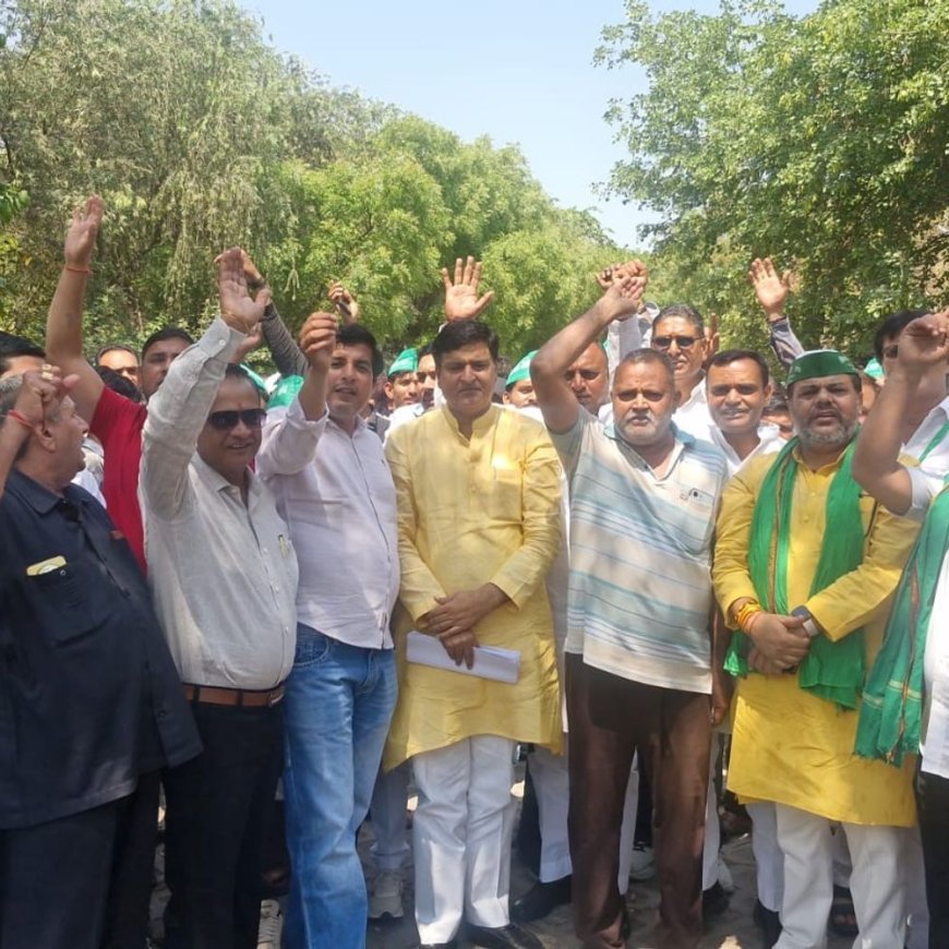 किसानों ने फर्जी मुकदमा दर्ज करने का आरोप लगाया:ग्रेटर नोएडा में सीपी कार्यालय पर प्रदर्शन, मंत्री पर मदद का आरोप