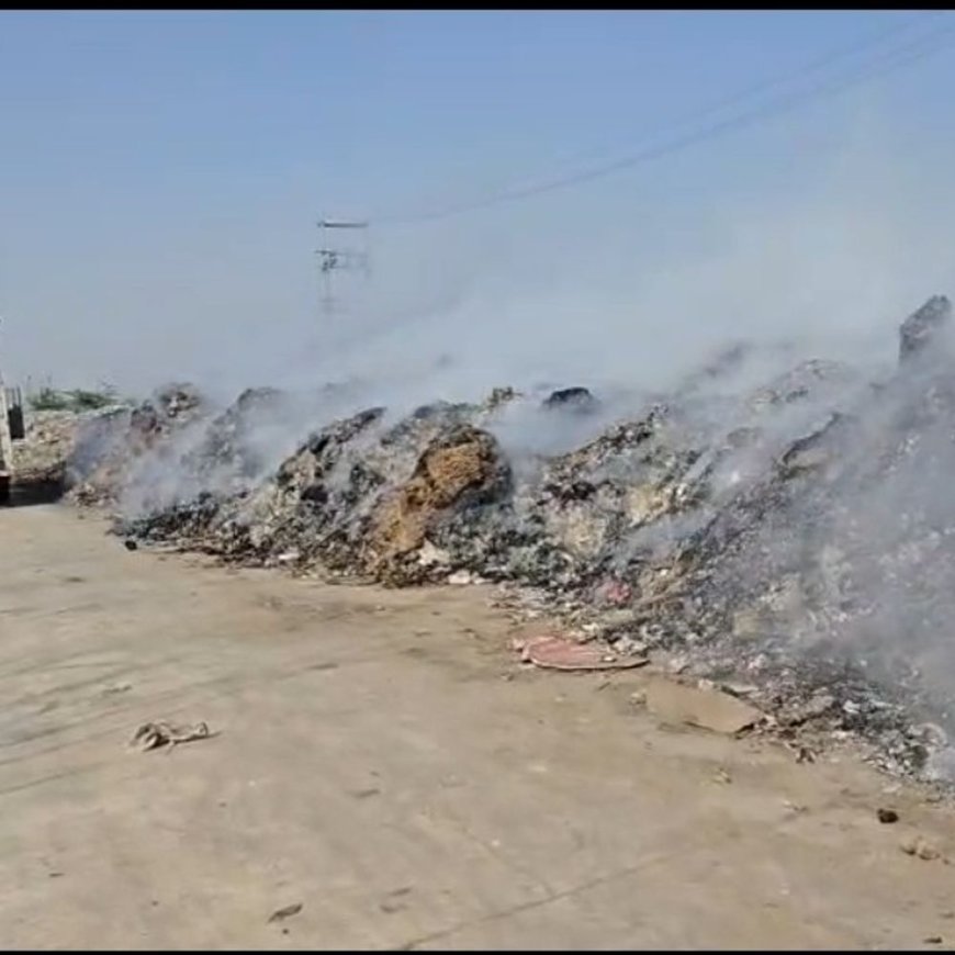 सांपला के डंपिंग एरिया में लगी आग:गौशाला का चारा गोदाम 10 फुट दूर, फायर ब्रिगेड पर समय से नहीं पहुंचने का आरोप