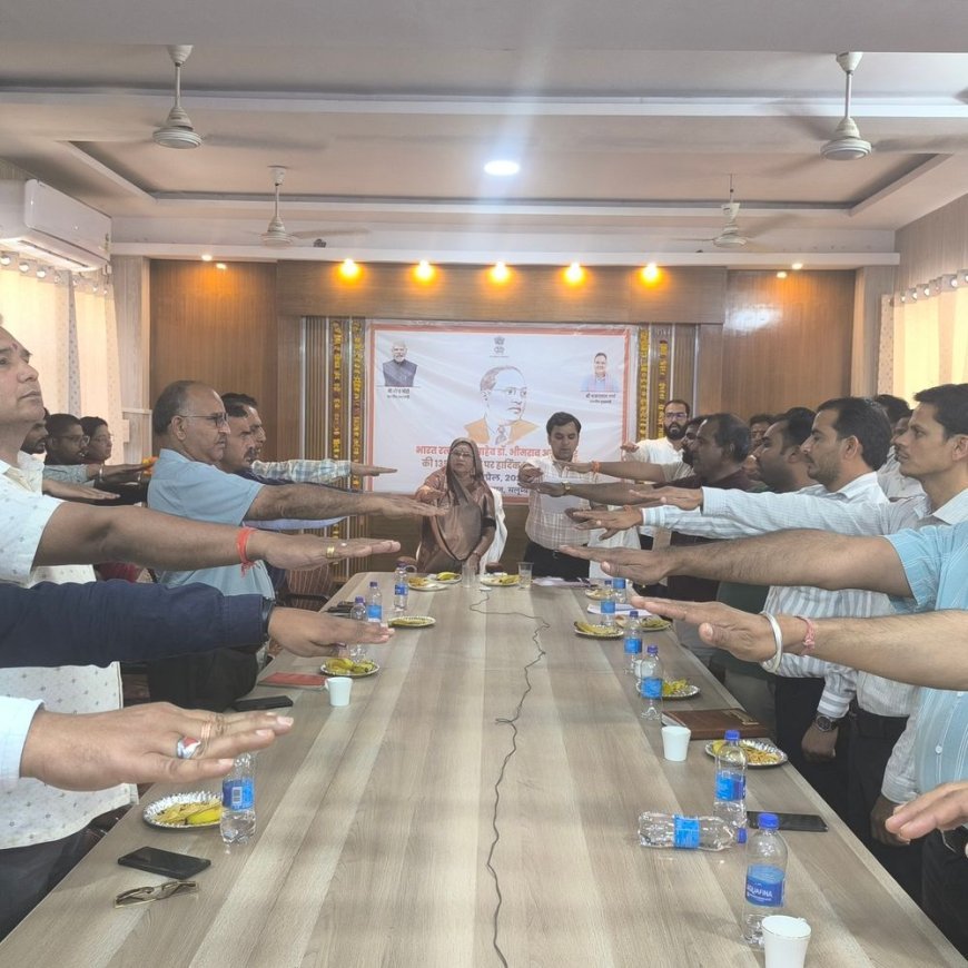 सलूंबर प्रशासन ने डॉ. भीमराव को पुष्पांजलि अर्पित की:सीएम का ऑनलाइन संबोधन सुना, देख की एकता-अखंडता की ली शपथ