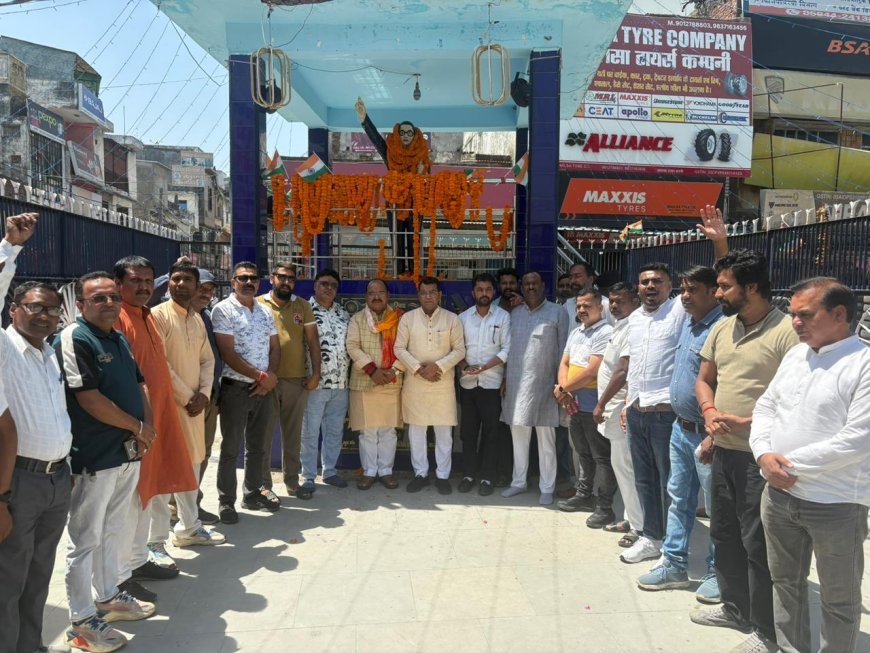 सविधान निर्माता भारत रत्न बाबा साहेब डॉ भीमराव अम्बेडकर की 135वी जयंती के अवसर पर विधायक शिव अरोरा ने भाजपा कार्यकर्त्ताओ संग मुख्य बाजार स्थित उनकी प्रतिमा पर माल्यार्पण कर  नमन किया*