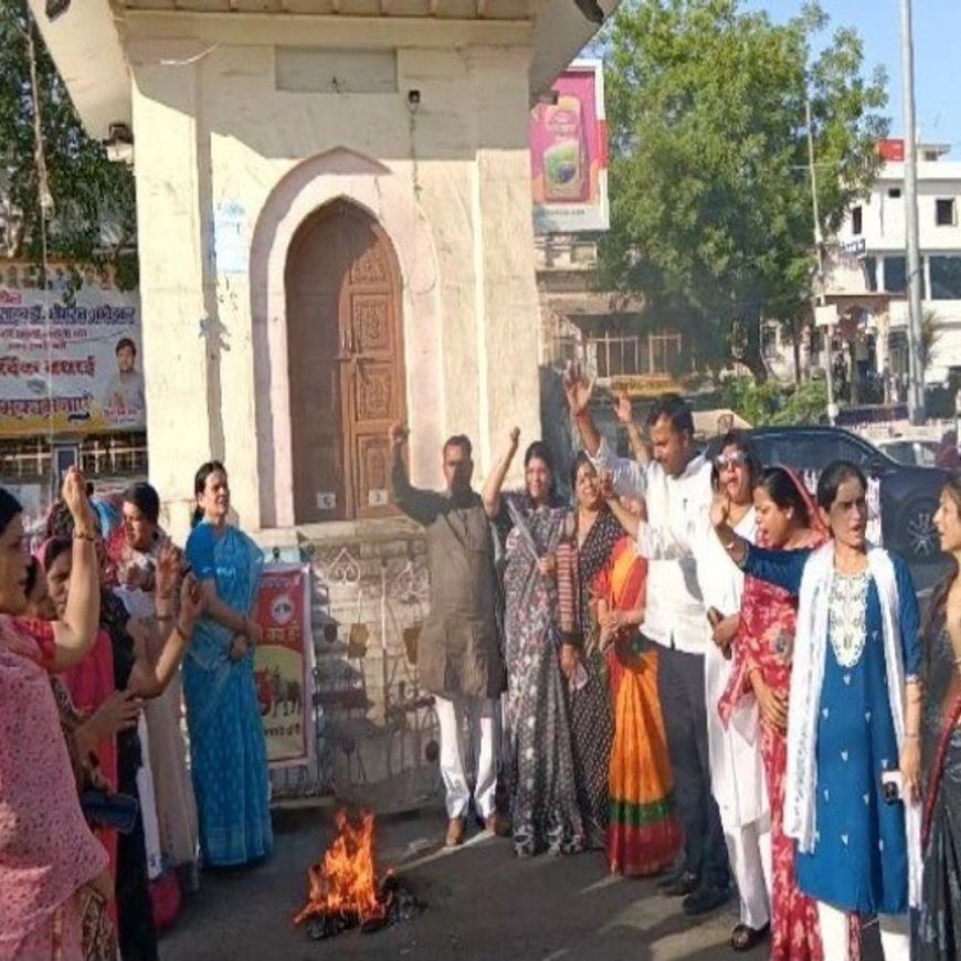 टोंक में भाजपा नेता बोले-विपक्ष ने महिलाओं से हक छीना:महिला आरक्षण बिल को देश के लिए जरूरी बताया; घंटाघर पर पुतला फूंका