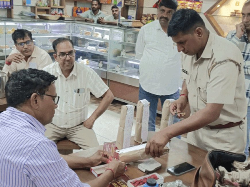 सीकर में रेस्टोरेंट की शिकायत पर फूड डिपार्टमेंट का छापा:खराब क्वालिटी का पिला रहे थे पानी; 4 बोतलों के लिए सैंपल