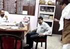 सरस डेयरी डायरेक्टर ने प्लास्टिक कचरा गाड़ी रोककर किया हंगामा:आरोप- कचरे की आड़ में लाखों का लोहा बेचा जा रहा; एमडी के साथ हुई बहस