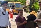 ट्रैफिक पुलिस ने लौटाया लाखों के सामान से भरा बैग:गाजियाबाद में ई रिक्शा में छूट गया था बैग, कामना ने पुलिस के लिए बोला थैंक्यू