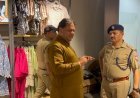 चार शोरूमों में चोरी के बाद महापौर ने किया घटनास्थल का निरीक्षण