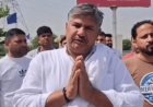गुरुग्राम में बिल्डर के खिलाफ लोगों का प्रदर्शन:बोले-6 वर्षों से पीने के पानी की सुविधा नहीं, सड़कें भी टूटी पड़ी