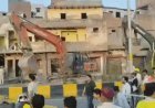 दिल्ली के शालीमार बाग में अतिक्रमण पर चला बुलडोजर:पूर्व विधायक समेत अन्य ने खाली किए घर; लोग बोले-सीएम की राहत योजना नहीं आई काम