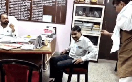 सरस डेयरी डायरेक्टर ने प्लास्टिक कचरा गाड़ी रोककर किया हंगामा:आरोप- कचरे की आड़ में लाखों का लोहा बेचा जा रहा; एमडी के साथ हुई बहस