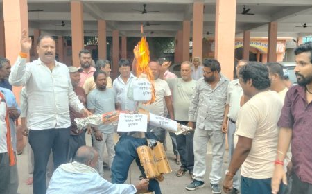 बंगाली समाज में कांग्रेस पार्टी व कांग्रेस प्रदेश अध्यक्ष गणेश गोदियाल के खिलाफ दिखा भारी आक्रोश! संजयनगर खेड़ा में किया पुतला दहन, बंगाली समाज से माफ़ी मांगने की मांग*