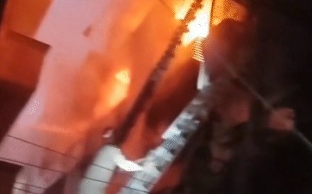 दिल्ली में 4 मंजिला बिल्डिंग में आग, 9 की मौत:इनमें डेढ़ साल का बच्चा शामिल; 15 लोग बचाए गए, AC में ब्लास्ट की आशंका